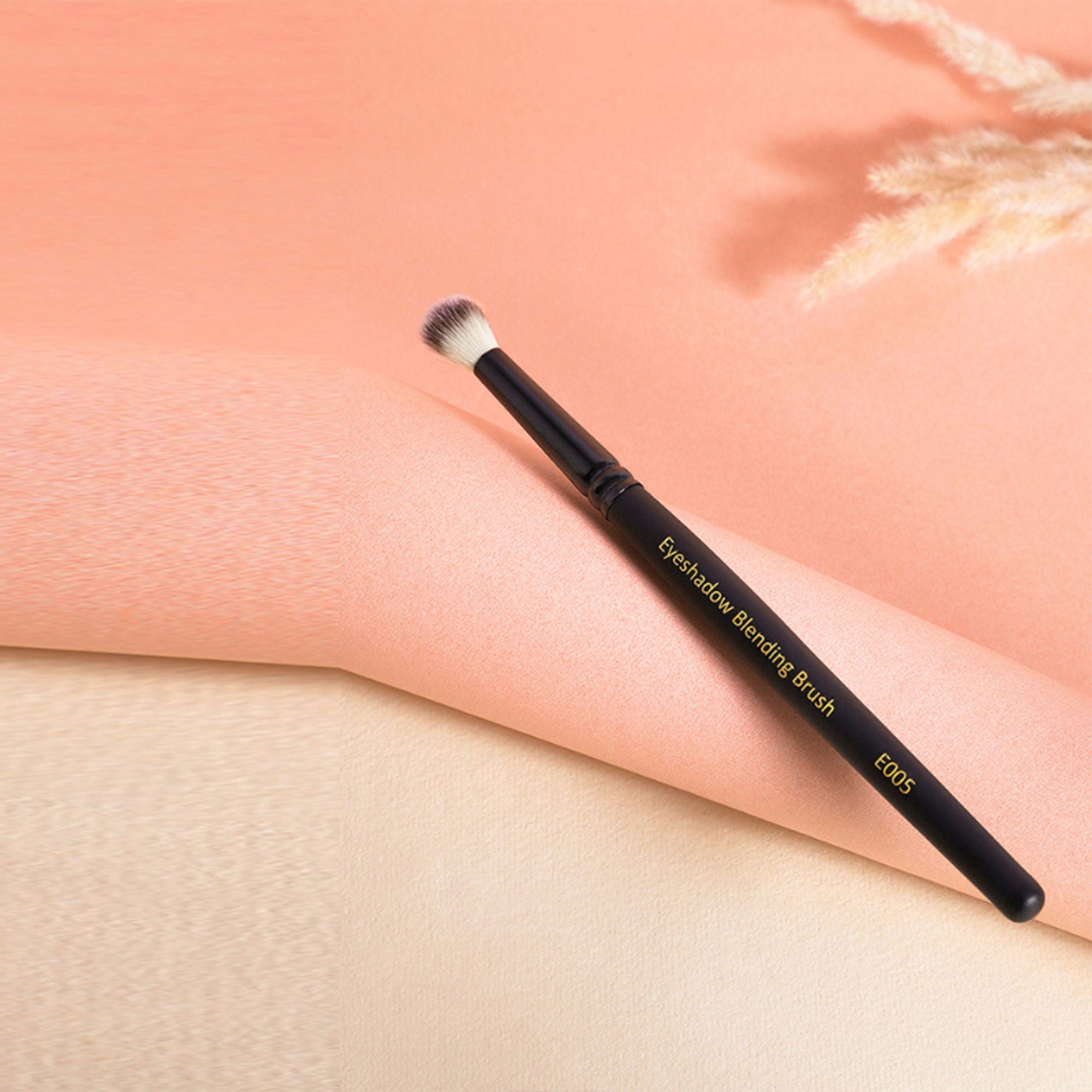 CUFFS N LASHES Eyeshadow Blending Brush - E005 | Grab2Buy