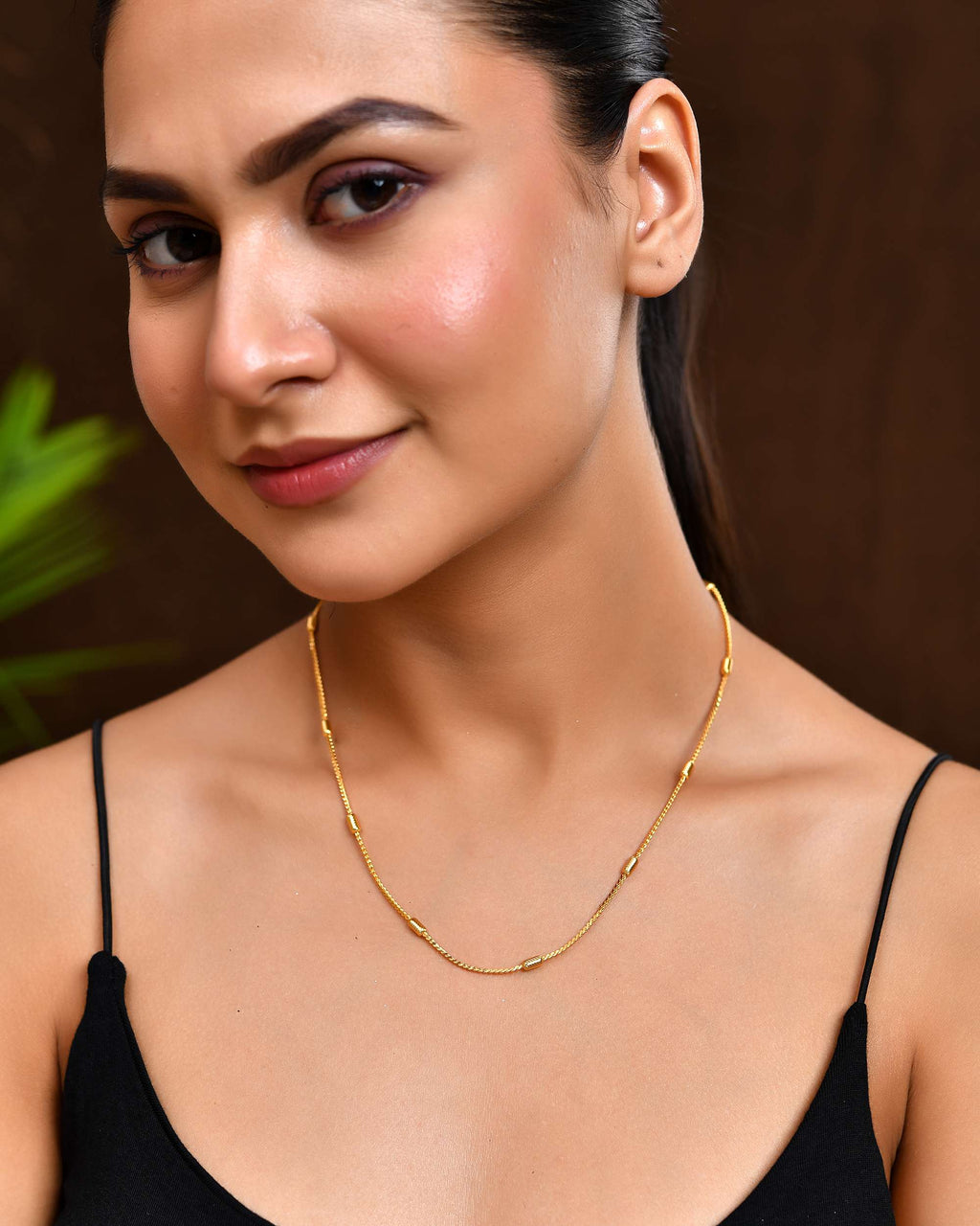 Jewels Nest Classic Golden Chain with Knurled Cylinder Detailing