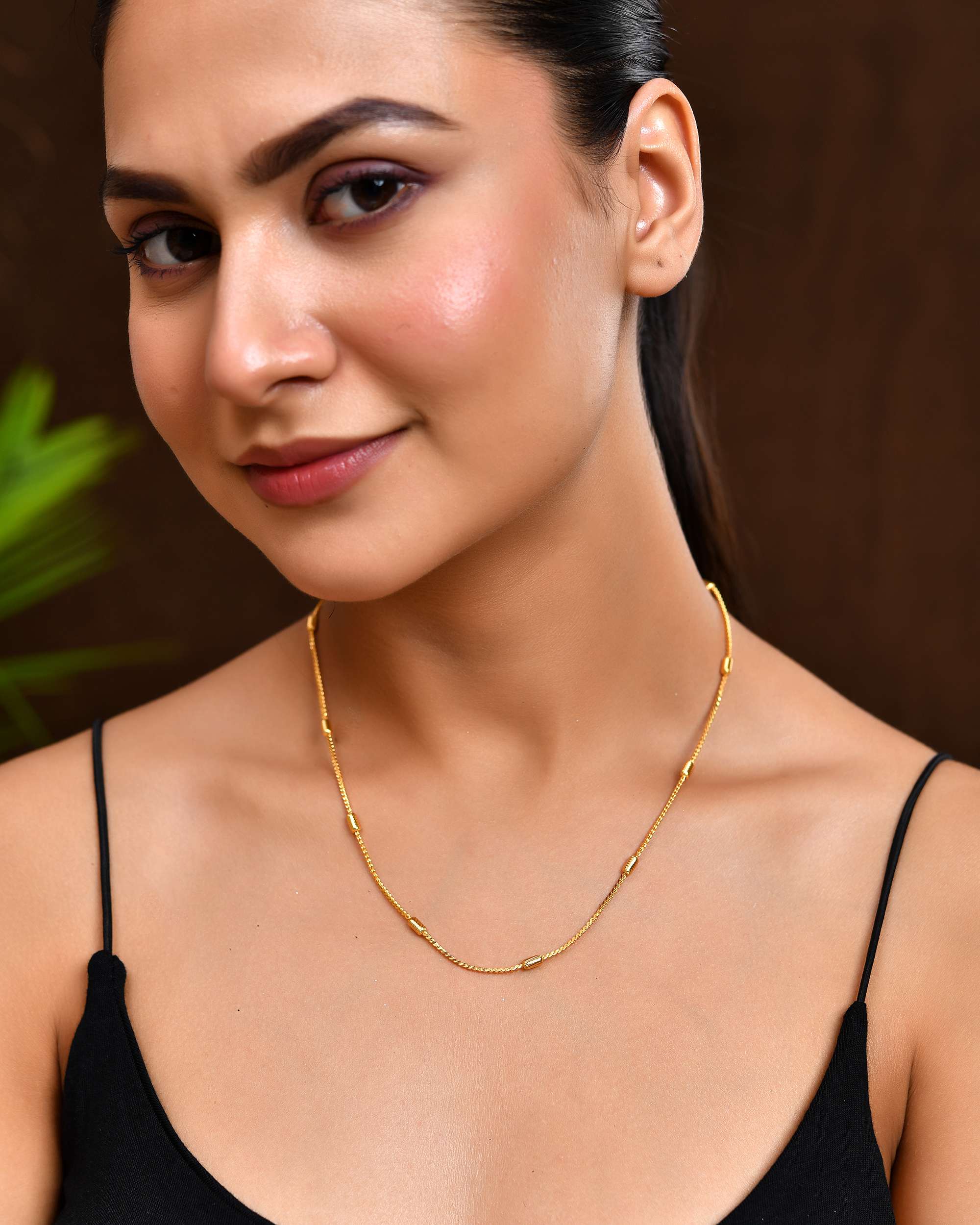 Jewels Nest Classic Golden Chain with Knurled Cylinder Detailing